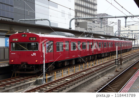 姫路駅に到着し回送列車となる播但線103系電車 118443789