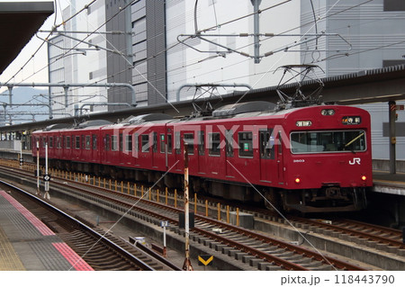 姫路駅に到着し回送列車となる播但線103系電車 118443790