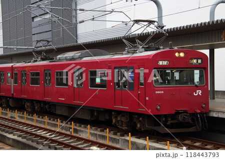 姫路駅に到着し回送列車となる播但線103系電車 118443793