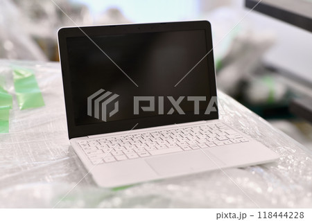 荷物の上に置かれたノートパソコン 荷物の上に置かれたノートパソコン 118444228