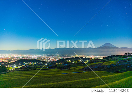 【山梨県】月光下の、中野の棚田と富士山 118444268