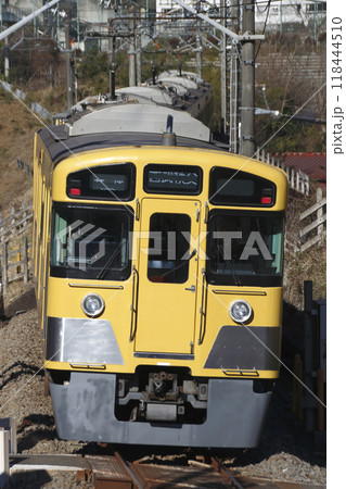 山岳区間を行く西武秩父線2000系電車 山岳区間を行く西武秩父線2000系電車 118444510
