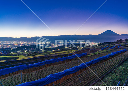【山梨県】夜明け前の、中野の棚田と富士山 【山梨県】夜明け前の、中野の棚田と富士山 118444552