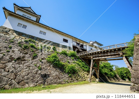 彦根市、国宝彦根城の天秤櫓と廊下橋 118444651