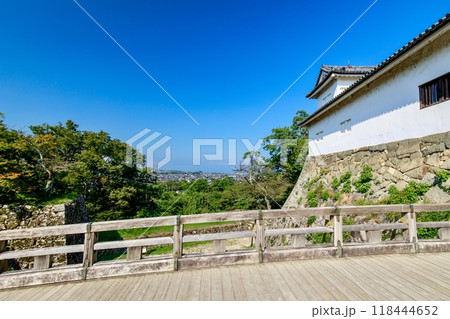 彦根市、国宝彦根城の天秤櫓と廊下橋 彦根市、国宝彦根城の天秤櫓と廊下橋 118444652