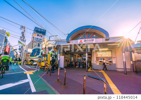 日本の東京都市景観　東急電鉄　旗の台駅　大井町線のりば　池上線五反田方面。奥は旗の台三丁目商店街 118445014