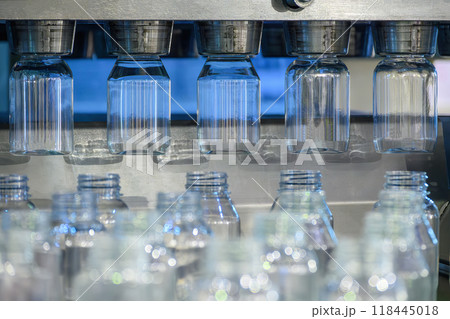 The wide mount bottle production process by blow mold machine. 118445018