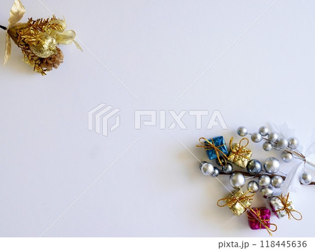 白い背景にクリスマスオーナメント 白い背景にクリスマスオーナメント 118445636