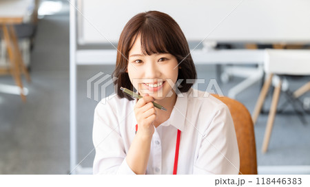 デスクワークをする笑顔のビジネスウーマン 118446383