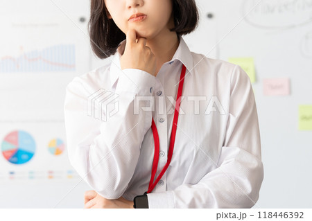 考えごとをする若いビジネスウーマン 考えごとをする若いビジネスウーマン 118446392