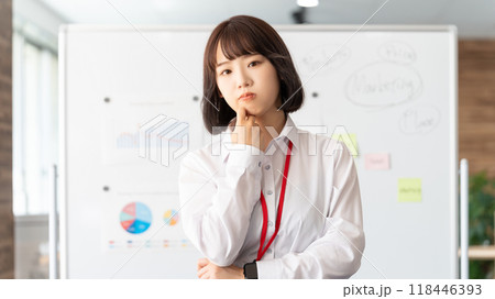 考えごとをする若いビジネスウーマン 考えごとをする若いビジネスウーマン 118446393