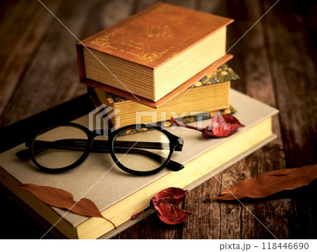 読書 秋 冬 木製のテーブルに置かれた本と眼鏡と枯れ葉 読書 秋 冬 木製のテーブルに置かれた本と眼鏡と枯れ葉 118446690
