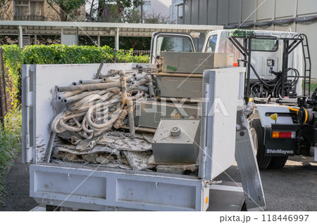 店舗解体の廃材を積んだアームロール車 118446997