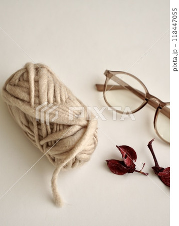 毛糸と枯れ葉と眼鏡 118447055