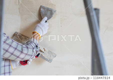 The process of puttying before the construction ladder. The process of puttying before the construction ladder. 118447814