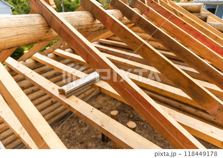Wooden house roof is under construction. New rural house details 118449178
