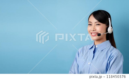20代のスーツのオペレーターの女性 118450376