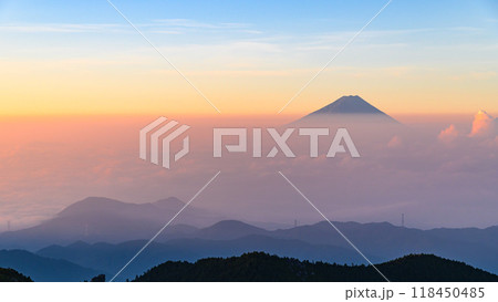 夏の富士山と朝焼けと大雲海（金峰山より） 118450485