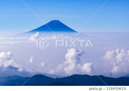 夏の晴れた空と富士山と雲海の絶景・金峰山より 夏の晴れた空と富士山と雲海の絶景・金峰山より 118450619