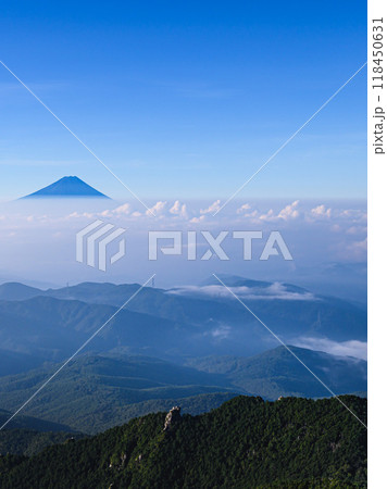夏の晴れた空と富士山と雲海の絶景・金峰山より 夏の晴れた空と富士山と雲海の絶景・金峰山より 118450631