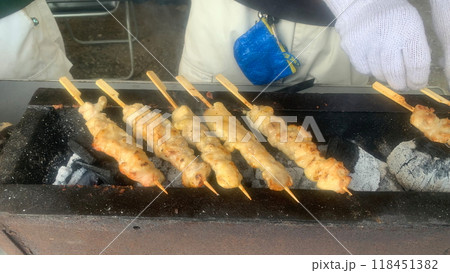 縁日の焼き鳥 日本のお祭り風景 縁日の焼き鳥 日本のお祭り風景 118451382