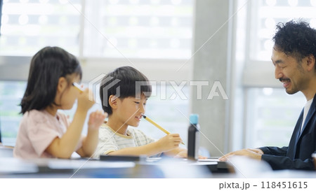 小学生_書道の授業イメージ 118451615