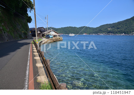 丹後・伊根町のエメラルドグリーンの海 丹後・伊根町のエメラルドグリーンの海 118451947