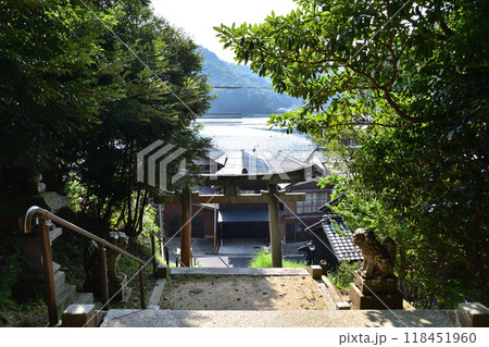 丹後伊根町・日出の八坂神社の階段から舟屋の風景 丹後伊根町・日出の八坂神社の階段から舟屋の風景 118451960