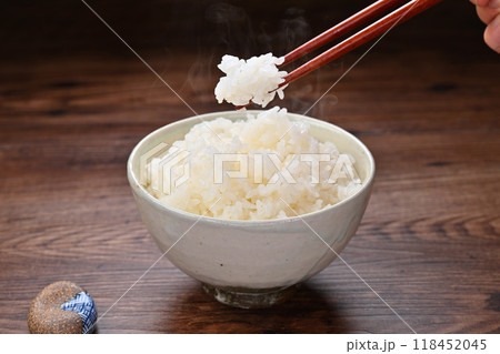 注)湯気は合成です。ご飯、米飯、お茶碗、白米、お箸。 注)湯気は合成です。ご飯、米飯、お茶碗、白米、お箸。 118452045