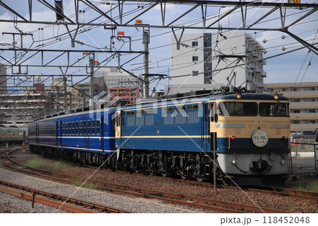 一日の運転を終えて高崎駅で入替作業をするEF65-501号機牽引のELぐんまfin10号_2024/ 118452048