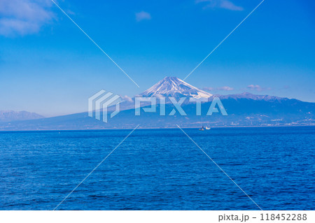 【静岡県】伊豆から眺める、海越しの富士山 118452288