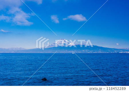 【静岡県】伊豆から眺める、海越しの富士山 【静岡県】伊豆から眺める、海越しの富士山 118452289