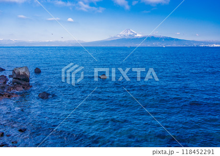 【静岡県】伊豆から眺める、海越しの富士山 【静岡県】伊豆から眺める、海越しの富士山 118452291