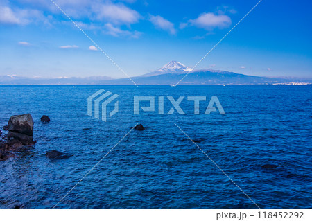 【静岡県】伊豆から眺める、海越しの富士山 118452292