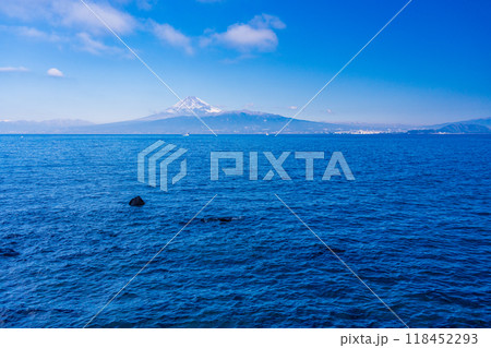 【静岡県】伊豆から眺める、海越しの富士山 118452293