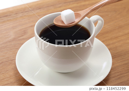 ホットコーヒーと角砂糖 118452299