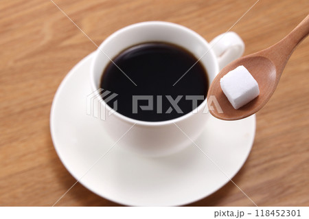 ホットコーヒーと角砂糖 118452301