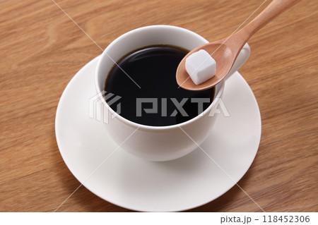 ホットコーヒーと角砂糖 118452306