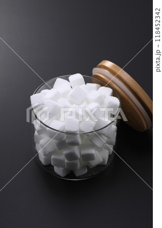 透明容器に入った角砂糖 118452342