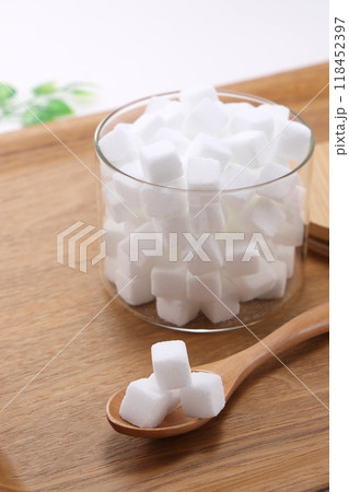 スプーンに乗った角砂糖 118452397