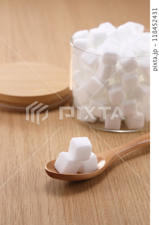 スプーンに乗った角砂糖 スプーンに乗った角砂糖 118452431