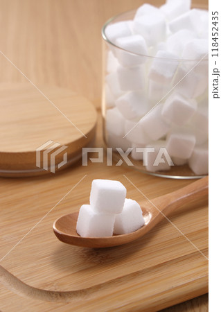 スプーンに乗った角砂糖 118452435