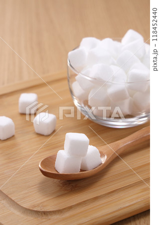 スプーンに乗った角砂糖 118452440