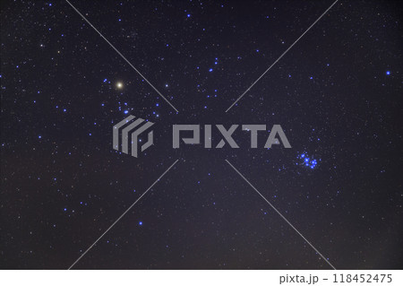 冬の星空 西空のプレアデス星団とヒアデス星団 冬の星空 西空のプレアデス星団とヒアデス星団 118452475