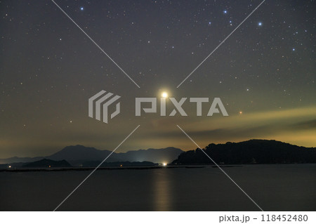 瀬戸内の冬の星景色未明の空に昇るさそり座と金星 118452480