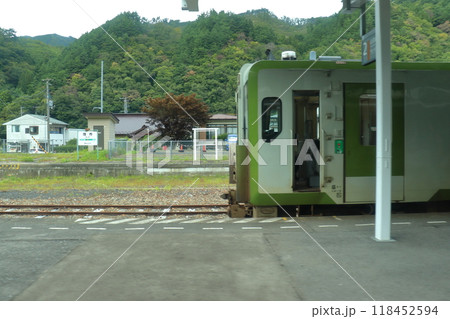 岩泉線跡が残る茂市駅とキハ110系車両 118452594