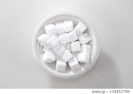 白いお皿に入った角砂糖 118452700