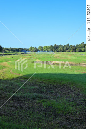 早朝の涼しさ パークゴルフ場 真夏の風景 早朝の涼しさ パークゴルフ場 真夏の風景 118452805