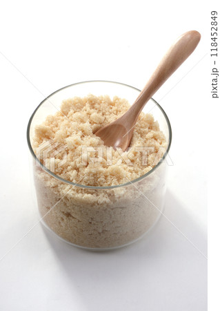 透明容器に入った三温糖 118452849