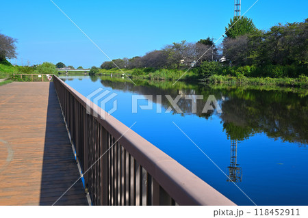 びん沼川　河川デッキからの眺め　真夏の風景　 118452911